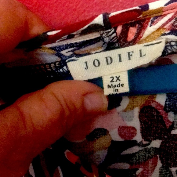 Multi-color top, great print! Goes with so many outfits - Picture 3 of 4